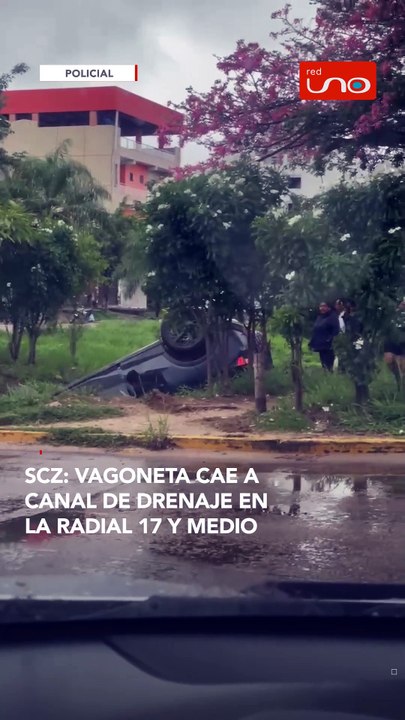 SCZ: VAGONETA CAE A CANAL DE DRENAJE