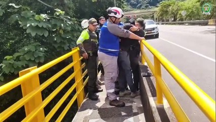 Acción heroica patrullera le salvó la vida a un hombre que intentó suicidarse
