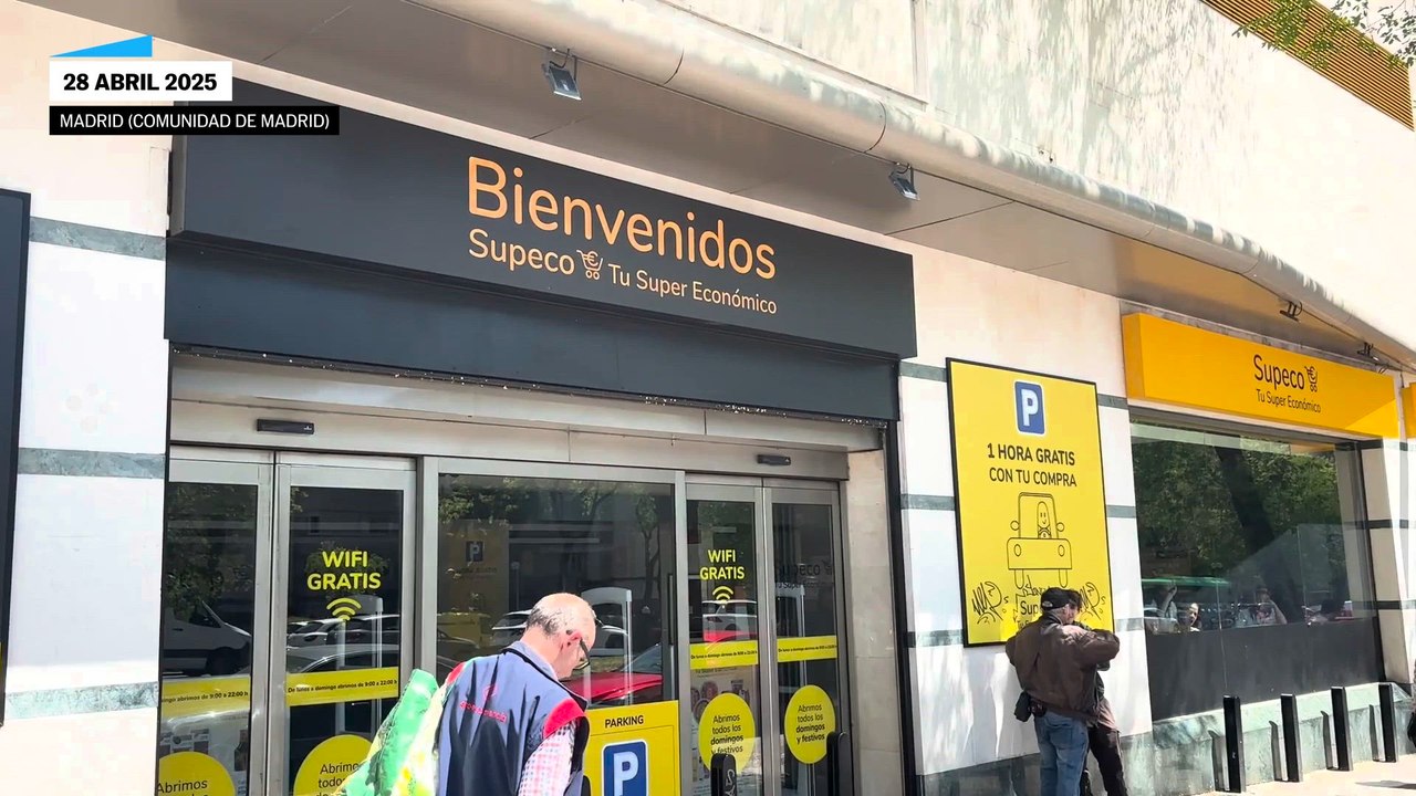 Cortes de luz, estantes vacíos y largas colas en algunos supermercados de Madrid y Barcelona