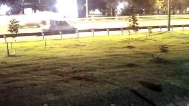 Una camioneta chocó contra un cartel de la General Paz y lo derribó tres heridos
