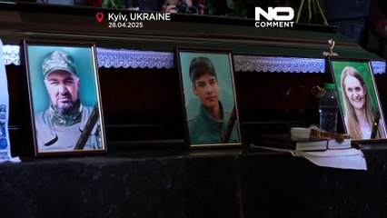 Centenas de pessoas lamentam morte da família Khudia num ataque em Kiev