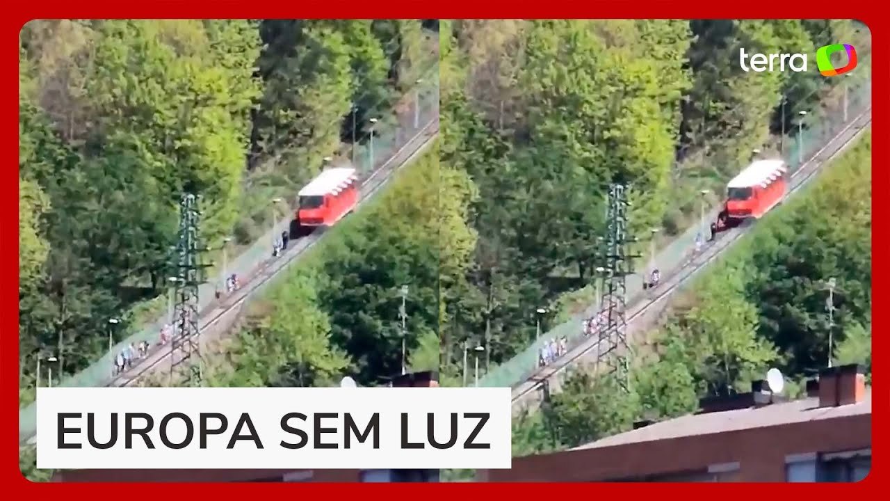 Passageiros andam sobre trilhos após apagão na Espanha