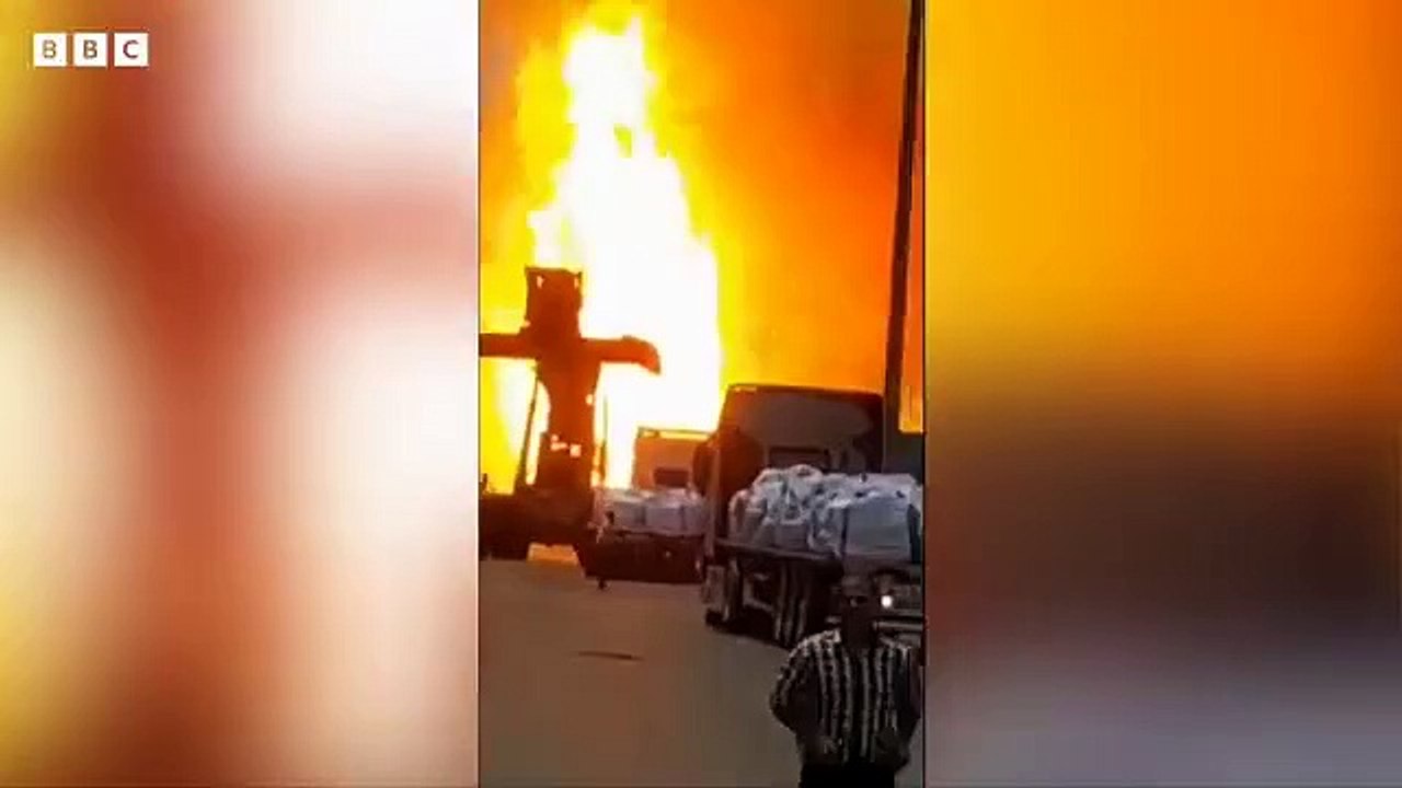 ایرانی بندرگاہ پر دھماکے سے تباہی کے مناظر