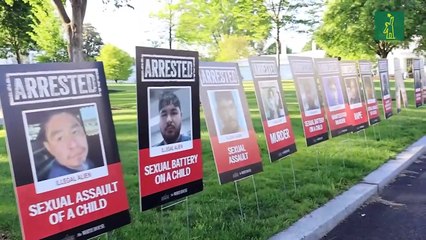 Activistas colocan carteles de migrantes detenidos frente a la Casa Blanca