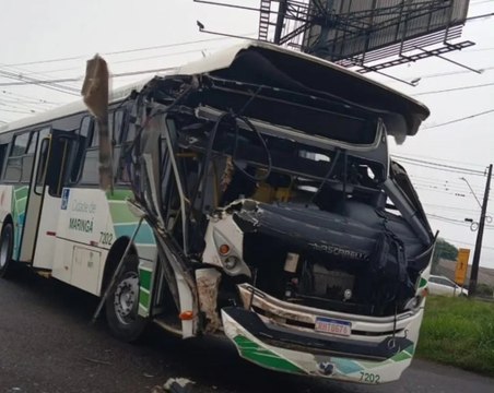 Ônibus do transporte coletivo colide com carreta em Maringá