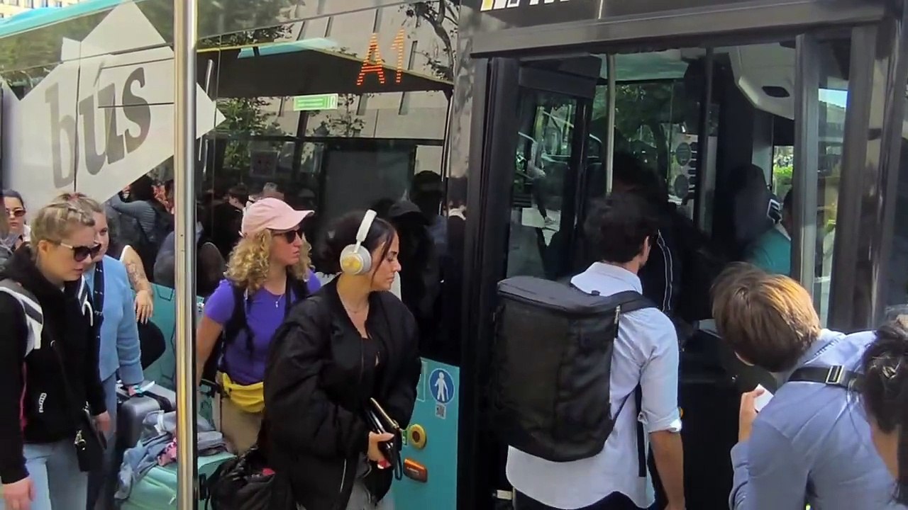 Turistas intentan subir al Aerobús dirección al Aeropuerto de El Prat