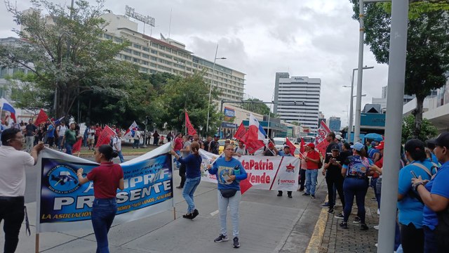 Docentes y obreros en 'huelga indefinida' marchan en distintos puntos del país