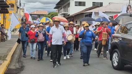 Educadores de Los Santos marchan contra la ley de la Caja del Seguro Social