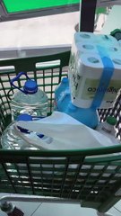 Colas en los supermercados para comprar agua y alimentos