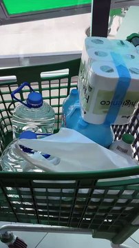 Colas en los supermercados para comprar agua y alimentos