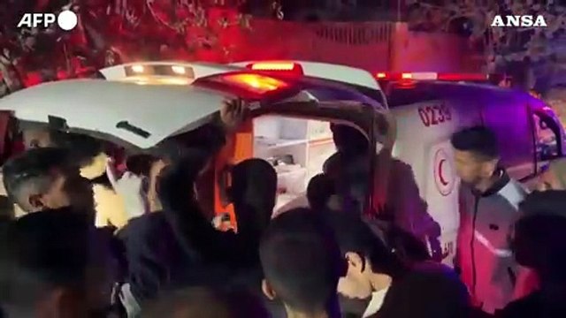 Gaza, soccorritori fra le macerie dopo un raid israeliano su Khan Yunis