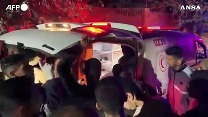 Gaza, soccorritori fra le macerie dopo un raid israeliano su Khan Yunis