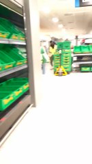 Estanterías vacías en un centro comercial de Alicante