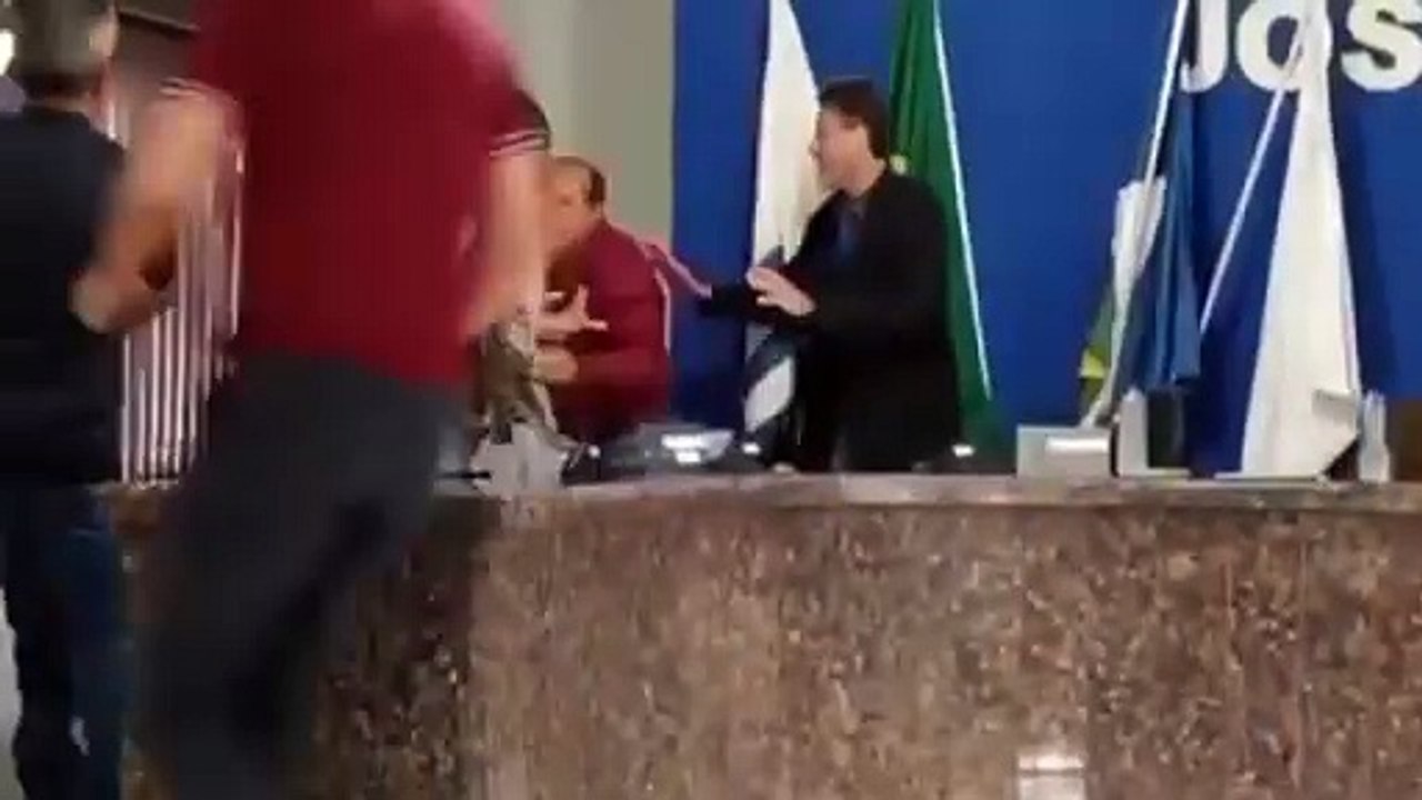 Durante sessão, vereadores trocam xingamentos no plenário