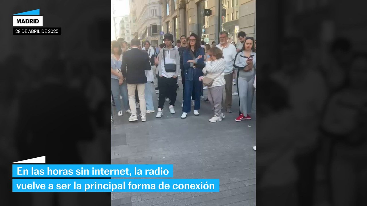 Largas colas se foraman en las tiendas de radios para conseguir un aparato