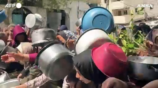 Gaza City, ressa per un pasto presso una cucina comunitaria