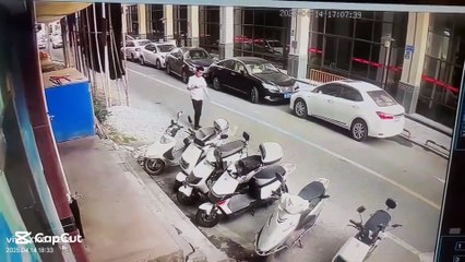 VIDEO: ¡Destino final! Motociclista muere tras que un ladrillo le cayó de una construcción