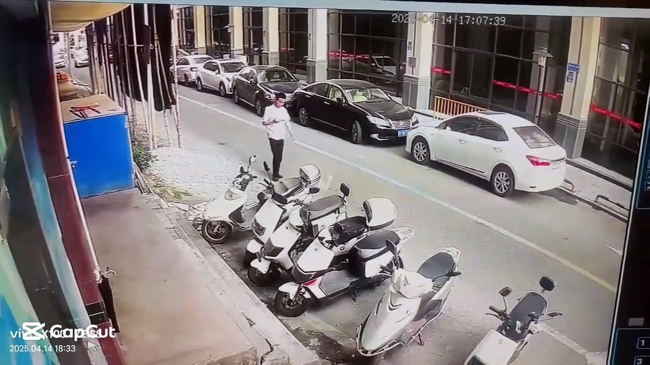 VIDEO: ¡Destino final! Motociclista muere tras...