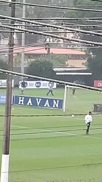 Torcedores do Santos invadem CT para cobrar jogadores
