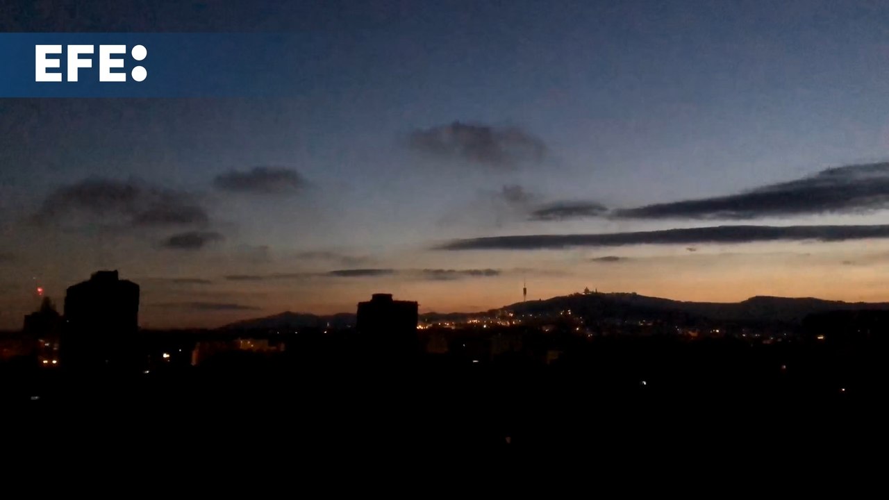 Anochece en Barcelona y el apagón deja la ciudad a oscuras en muchos barrios