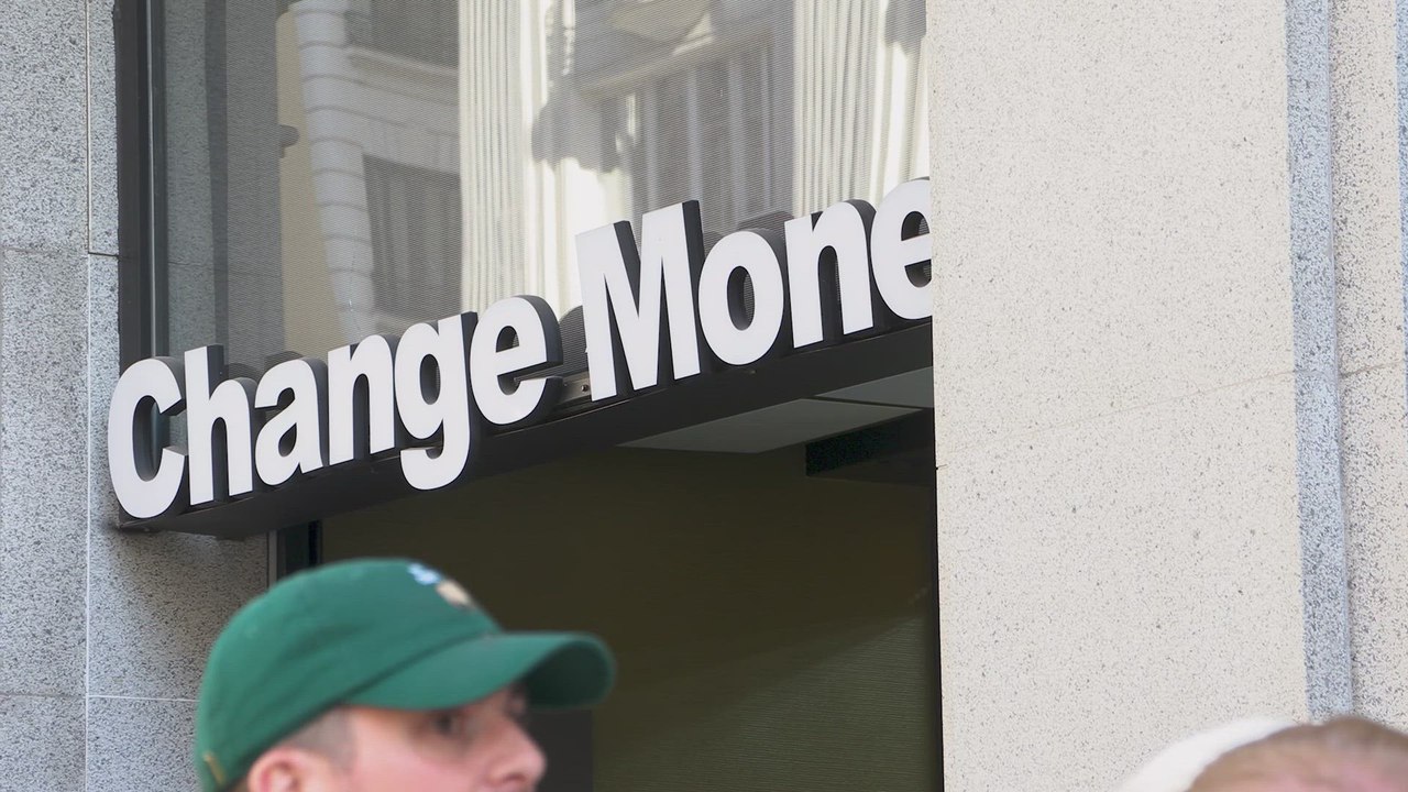 Multitud de gente intenta conseguir dinero en efectivo durante el apagón