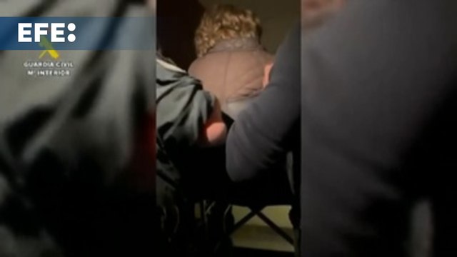 Guardias civiles suben a pulso seis plantas a una señora en Zaragoza a la que el apagón dejó sin ascensor