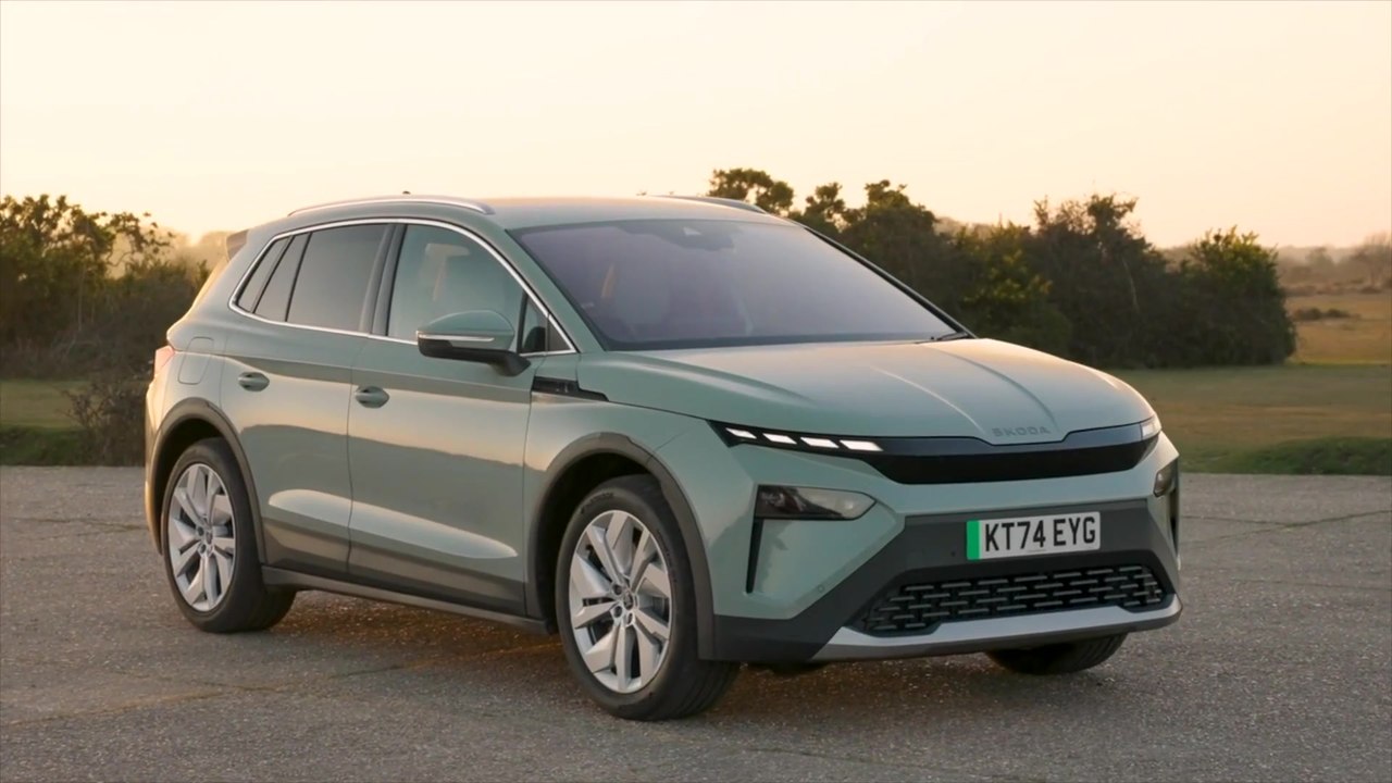 Der neue Škoda Elroq RS - Clever einparken mit dem Smartphone plus Powerpass-Support