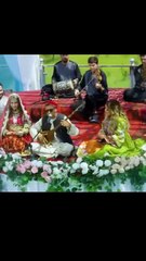 یقیناً! آپ کی خوبصورت نظم "عجیب ہے یہ دنیا" کا اردو ترجمہ پیشِ خدمت ہے:  ---  عجیب ہے یہ دنیا (اردو ترجمہ از جاوید پالھ)  کوئی بے سہارا اور اکیلا ہے، کوئی پیاسا صحرا میں بھٹک رہا ہے، کوئی بے درد اور لاپروا ہے، عجیب ہے یہ دنیا۔  کوئی مچھلی کی طرح کانٹے میں