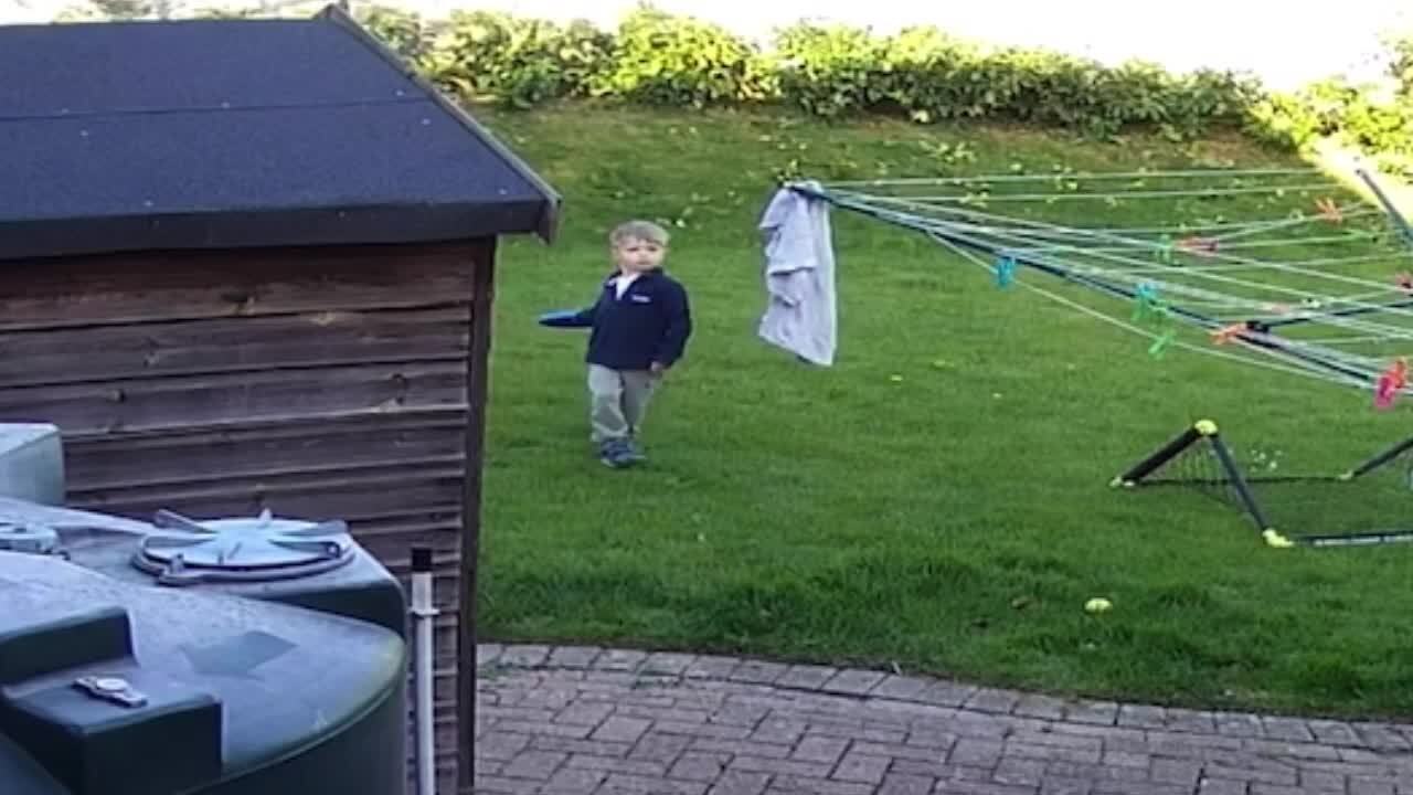 Kid Accidentally Hits His Dad on Head With Disc While Playing Frisbee