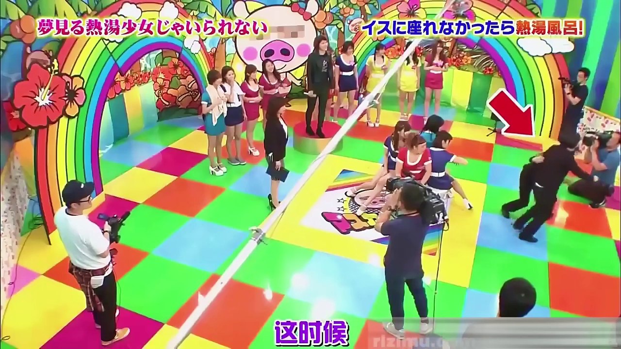 用生命拍综艺抢椅子游戏抢不到就被丢到50度热汤中太残忍了现在还有几个艺人愿意被这样整