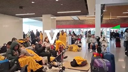 Pasajeros pasan la noche y amanecen en la estación de Chamartín
