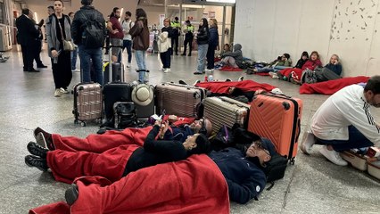 Aplausos a la UME a su llegada con ayudas para los centenares de atrapados en la estación de Atocha