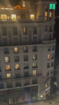 El momento en el que vuelve la luz a la Gran Vía después de casi nueve horas de apagón