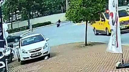 Motosiklet sürücüsünün takla attığı kaza kamerada