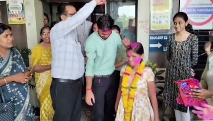 अनाथ दिव्यांग माला बनली महसूल सहायक; कचऱ्याच्या डब्यापासून ते जिल्हाधिकारी कार्यालयापर्यंतचा थक्क करणारा प्रवास