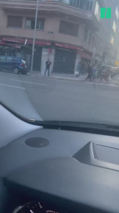 Ciudadanos regulan el tráfico tras el apagón que dejó sin semáforos a varias ciudades de España