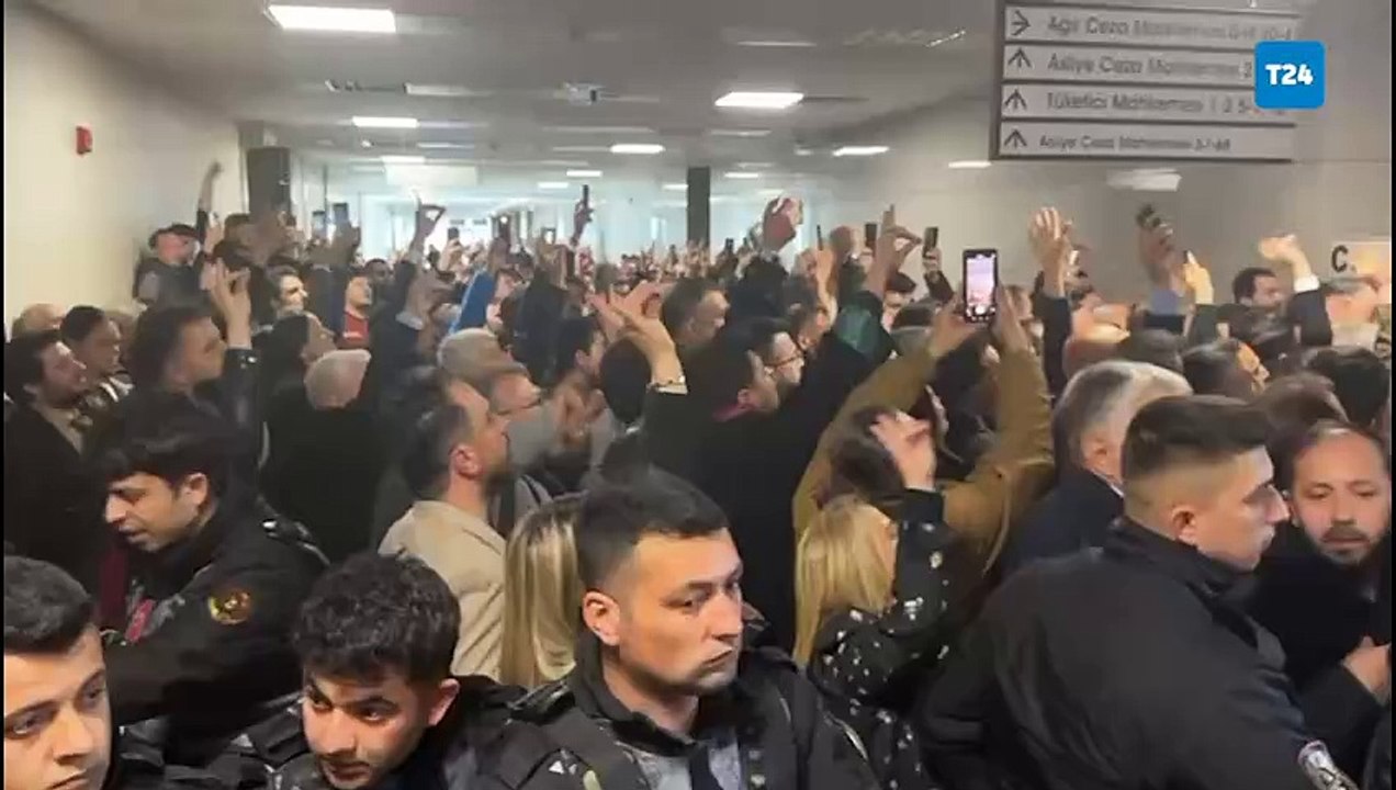 Ümit Özdağ’ın duruşması öncesi mahkeme salonu önünde izdiham