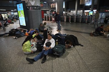 Una afectada por el apagón que ha dormido en un pabellón tras quedarse parado su AVE: "No sabemos cuándo volveremos"