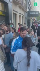 Decenas de personas se agrupan frente a un supermercado cerrado para conectarse al WiFi durante el apagón