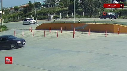 Antalya'da iki otomobil kafa kafaya çarpıştı