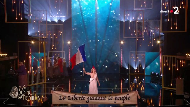 Molières 2025 : Lors de la cérémonie diffusée hier soir sur France 2, Caroline Vigneaux, la maitresse de cérémonie, est apparue sein nu et a interpellé la ministre Rachida Dati: Résiste ! Bats toi ! - VIDEO