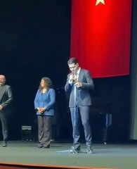 Şarkıcı Emircan İğrek aldığı ödülü tutuklu öğrencilere adadı