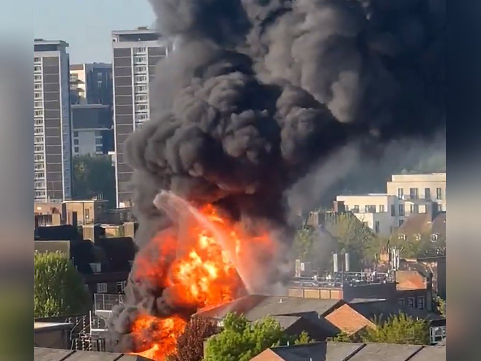 London: großfeuer in elektrizitätswerk ausgebrochen