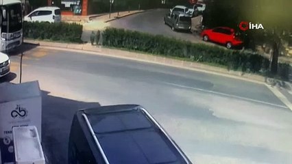 Motosikletlinin yaralandığı kaza anı kamerada