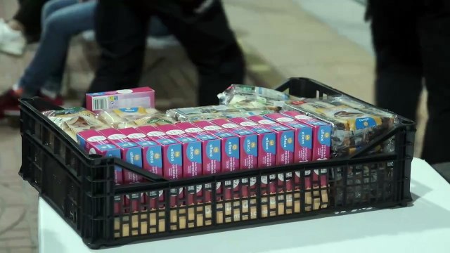 Agua, dulces y mantas en la estación a la espera de ser ubicados en algún hotel