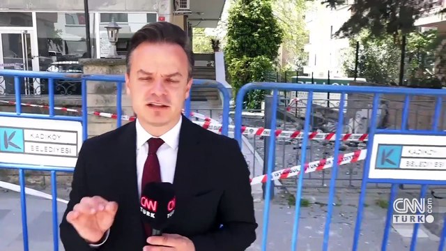 6,2’lik depremde hasar gören binanın 5. katındaki balkon çöktü