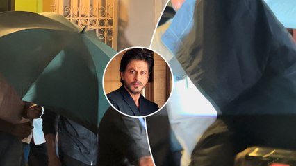 Paparazzi को देखते ही छतरी और हूडी से Shah Rukh Khan ने छिपाया अपना चेहरा, वीडियो हो रहा है वायरल