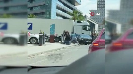 Trafikte satırlı ''yol verme'' kavgası kamerada!