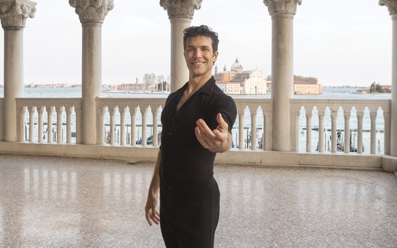 Roberto Bolle festeggia la Giornata Mondiale della danza: il backstage dello show su Rai 1