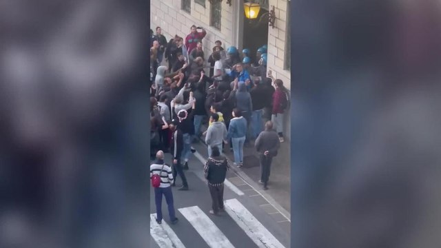 Lecco, scontri con la polizia davanti al Comune, antagonisti contro il presidio neofascista